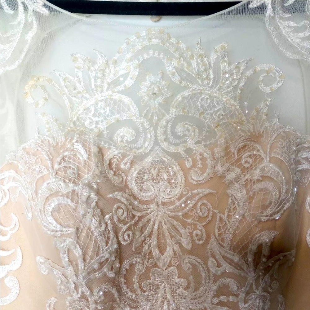 Gorgeous Brand New Size 10 Oleg Cassini wedding gown in ivory